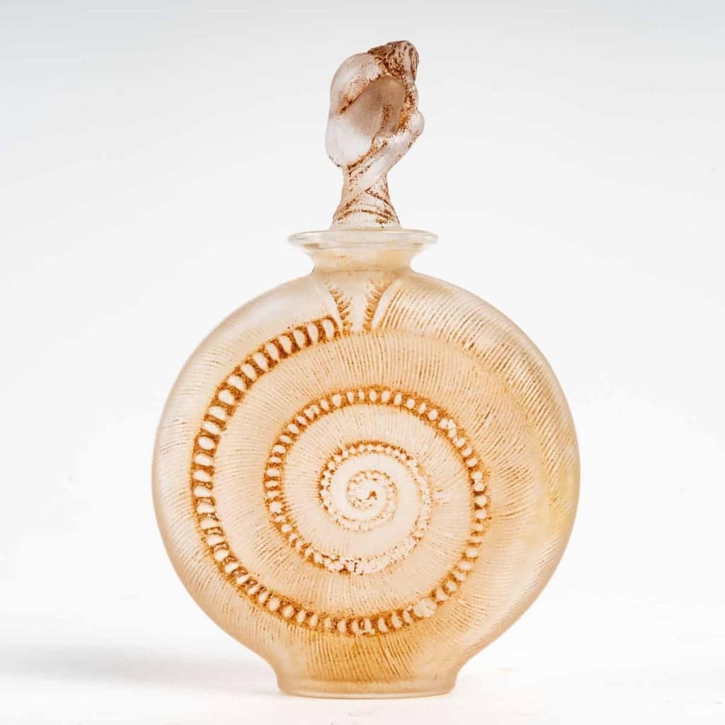 Flacon « Le Succès » Verre Blanc Patiné Sépia de René LALIQUE pour D’Orsay. | Biron Flacon « Le Succès » Verre Blanc Patiné Sépia de René LALIQUE pour D'Orsay.