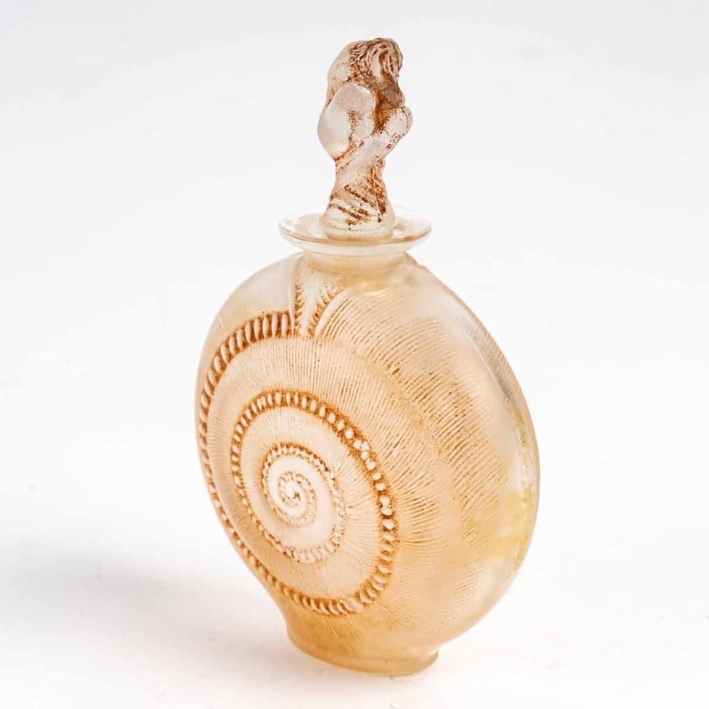 Flacon « Le Succès » Verre Blanc Patiné Sépia de René LALIQUE pour D’Orsay. | Biron Flacon « Le Succès » Verre Blanc Patiné Sépia de René LALIQUE pour D'Orsay.