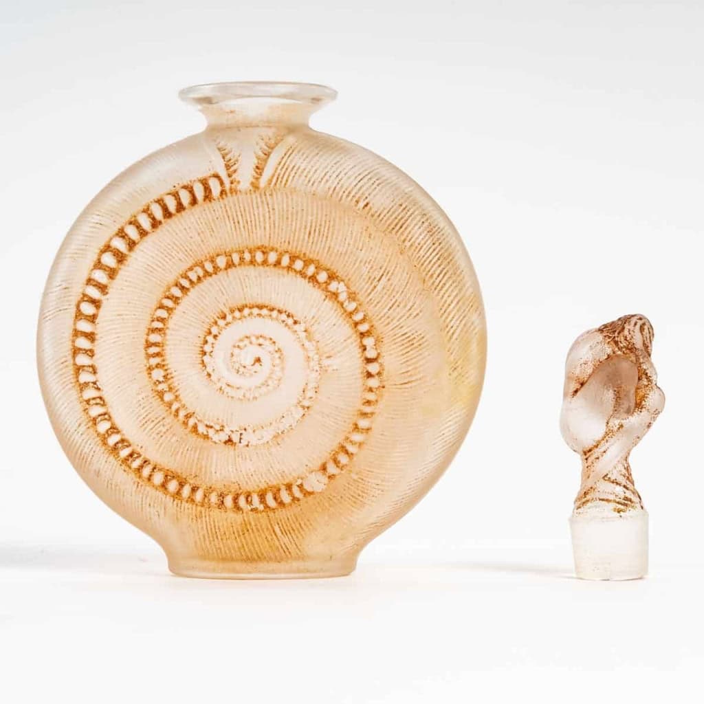 Flacon « Le Succès » Verre Blanc Patiné Sépia de René LALIQUE pour D’Orsay. | Biron Flacon « Le Succès » Verre Blanc Patiné Sépia de René LALIQUE pour D'Orsay.