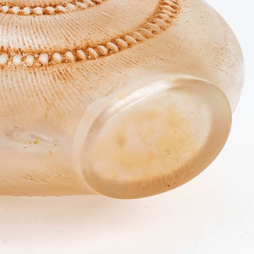 Flacon « Le Succès » Verre Blanc Patiné Sépia de René LALIQUE pour D’Orsay. | Biron Flacon « Le Succès » Verre Blanc Patiné Sépia de René LALIQUE pour D'Orsay.