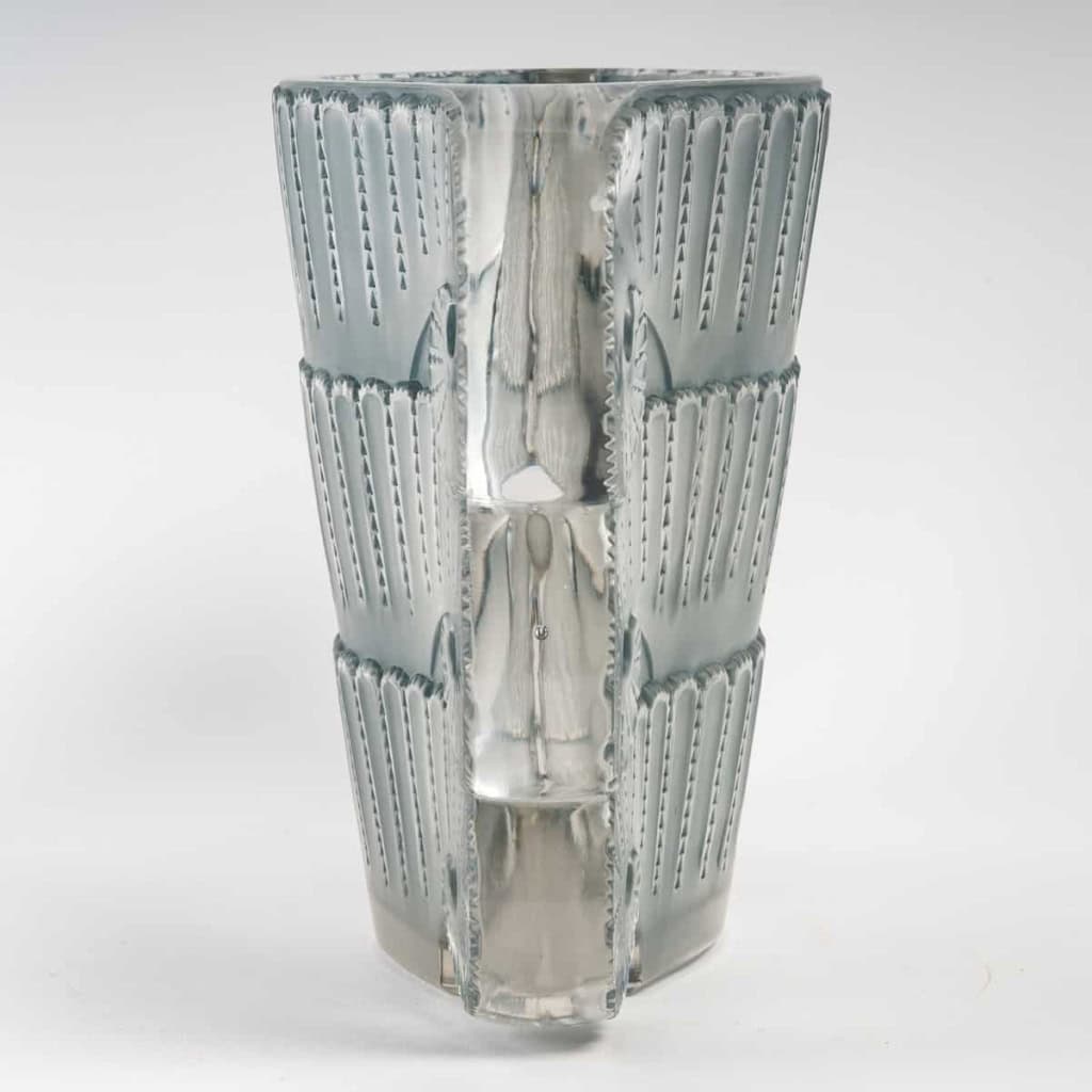 Vase « Jaffa » Verre Blanc Patiné Bleu de René LALIQUE | Biron Vase "Jaffa" Verre Blanc Patiné Bleu de René LALIQUE