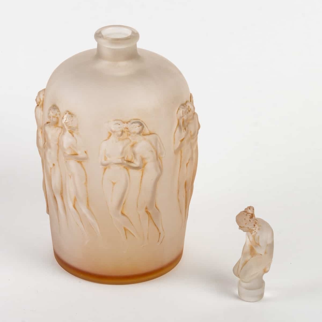 Vase "Douze Figurines avec Bouchon Figurine" Verre Blanc Patiné Sépia de René LALIQUE