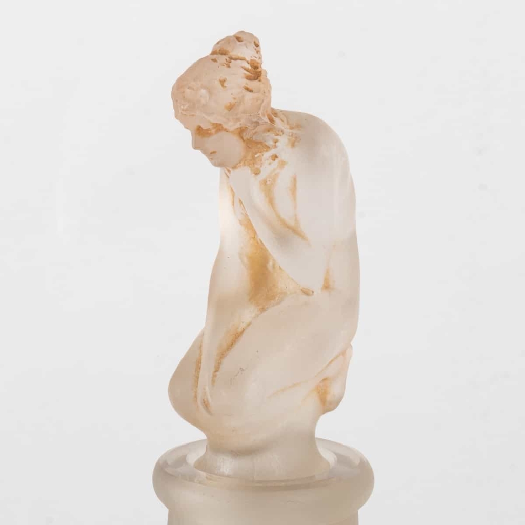Vase "Douze Figurines avec Bouchon Figurine" Verre Blanc Patiné Sépia de René LALIQUE