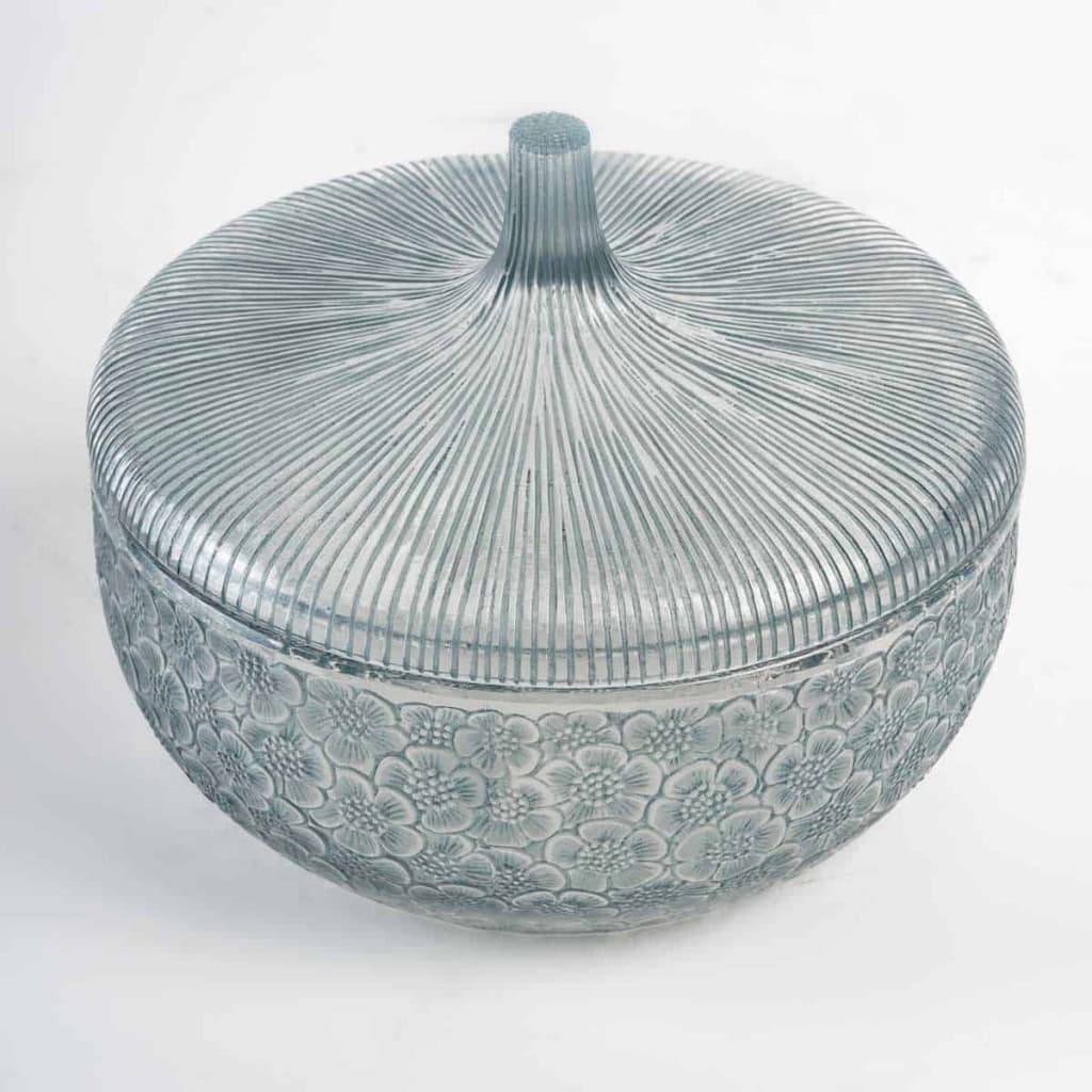 Boîte « Eglantines » Verre Blanc Patiné Bleu de René LALIQUE | Biron Boîte « Eglantines » Verre Blanc Patiné Bleu de René LALIQUE