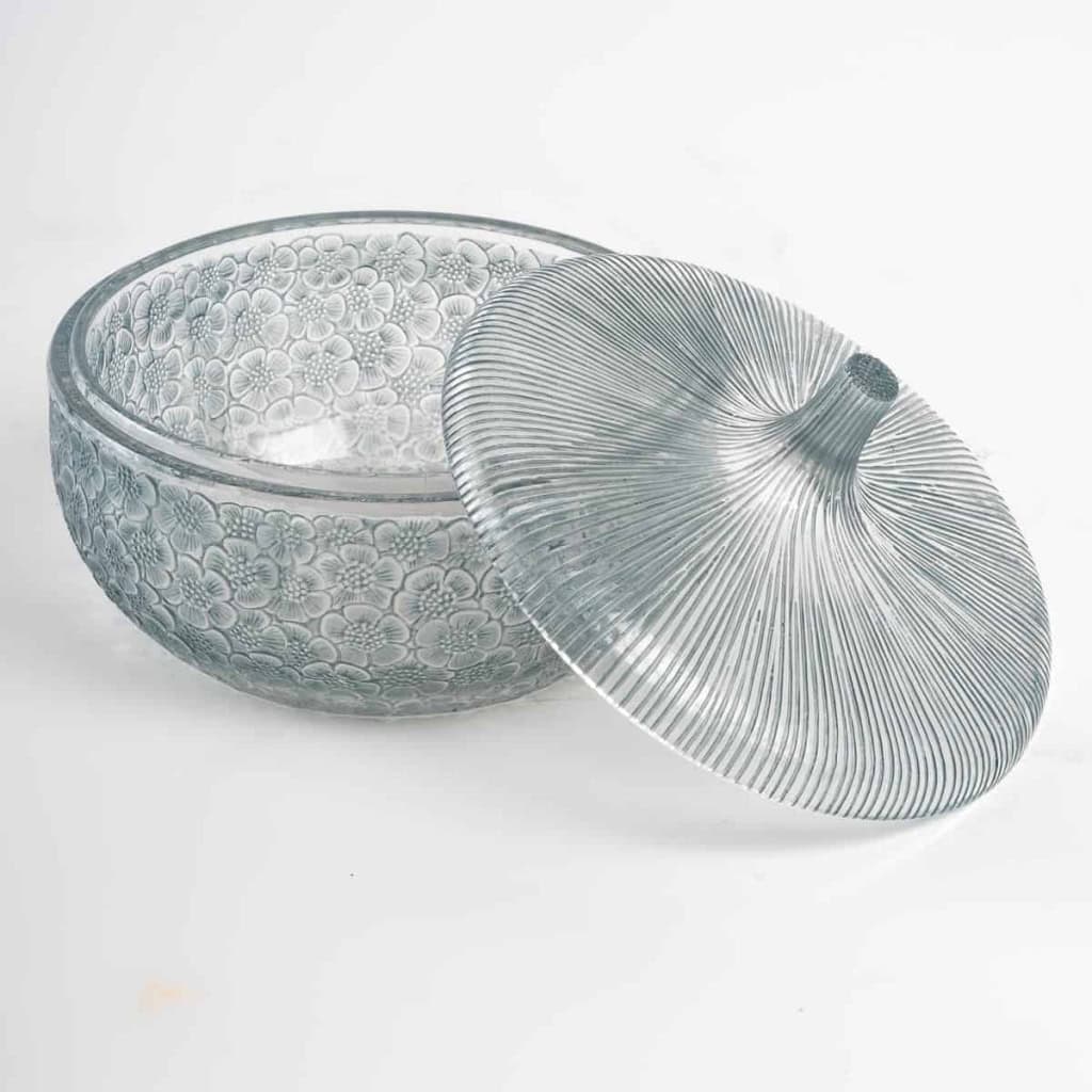 Boîte « Eglantines » Verre Blanc Patiné Bleu de René LALIQUE | Biron Boîte « Eglantines » Verre Blanc Patiné Bleu de René LALIQUE