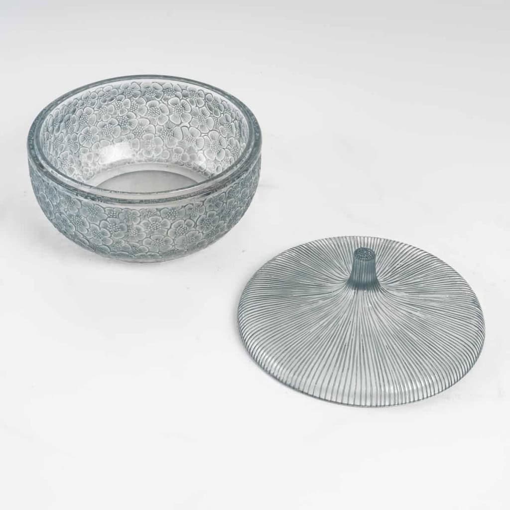 Boîte « Eglantines » Verre Blanc Patiné Bleu de René LALIQUE | Biron Boîte « Eglantines » Verre Blanc Patiné Bleu de René LALIQUE