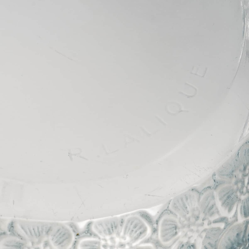 Boîte « Eglantines » Verre Blanc Patiné Bleu de René LALIQUE | Biron Boîte « Eglantines » Verre Blanc Patiné Bleu de René LALIQUE