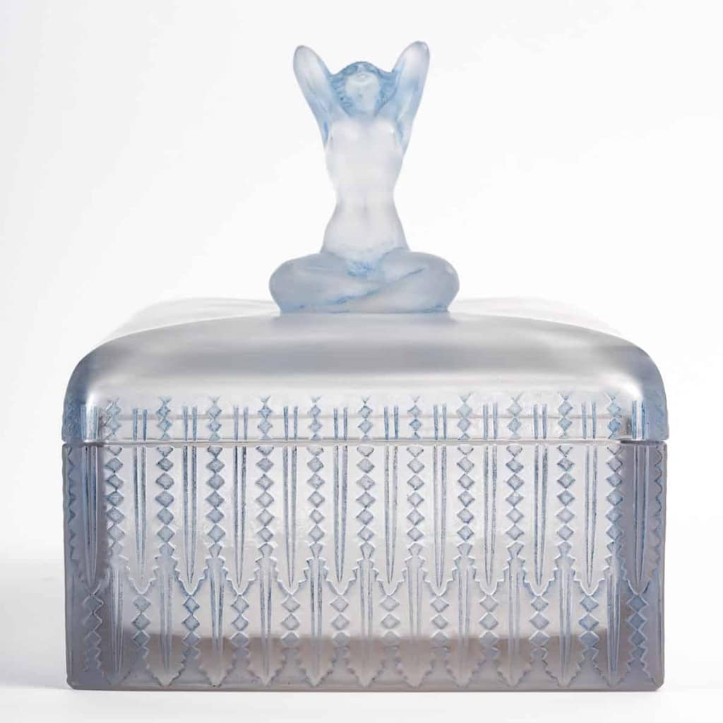 Boîte « Sultane » Verre Blanc Patiné Bleu de René LALIQUE | Biron Boîte "Sultane" Verre Blanc Patiné Bleu de René LALIQUE