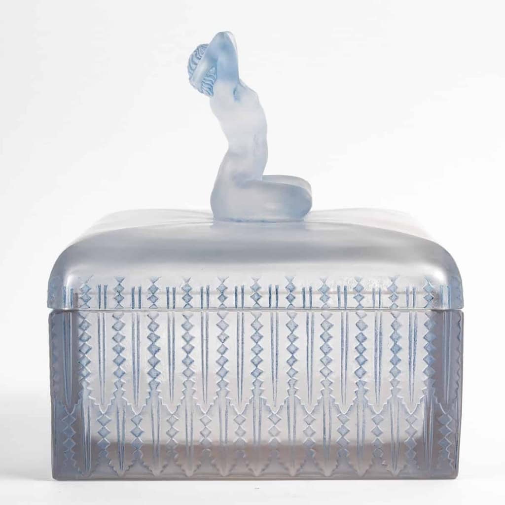 Boîte « Sultane » Verre Blanc Patiné Bleu de René LALIQUE | Biron Boîte "Sultane" Verre Blanc Patiné Bleu de René LALIQUE