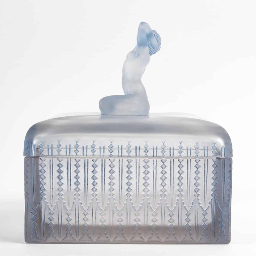 Boîte « Sultane » Verre Blanc Patiné Bleu de René LALIQUE | Biron Boîte "Sultane" Verre Blanc Patiné Bleu de René LALIQUE