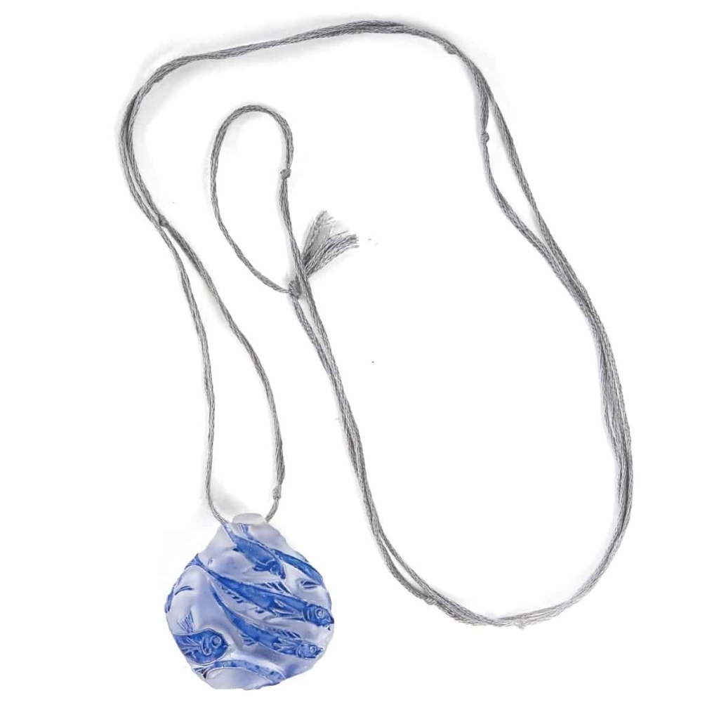Pendentif « Poissons » Verre Blanc Emaillé Bleu d’origine de René LALIQUE | Biron Pendentif "Poissons" Verre Blanc Emaillé Bleu d'origine de René LALIQUE