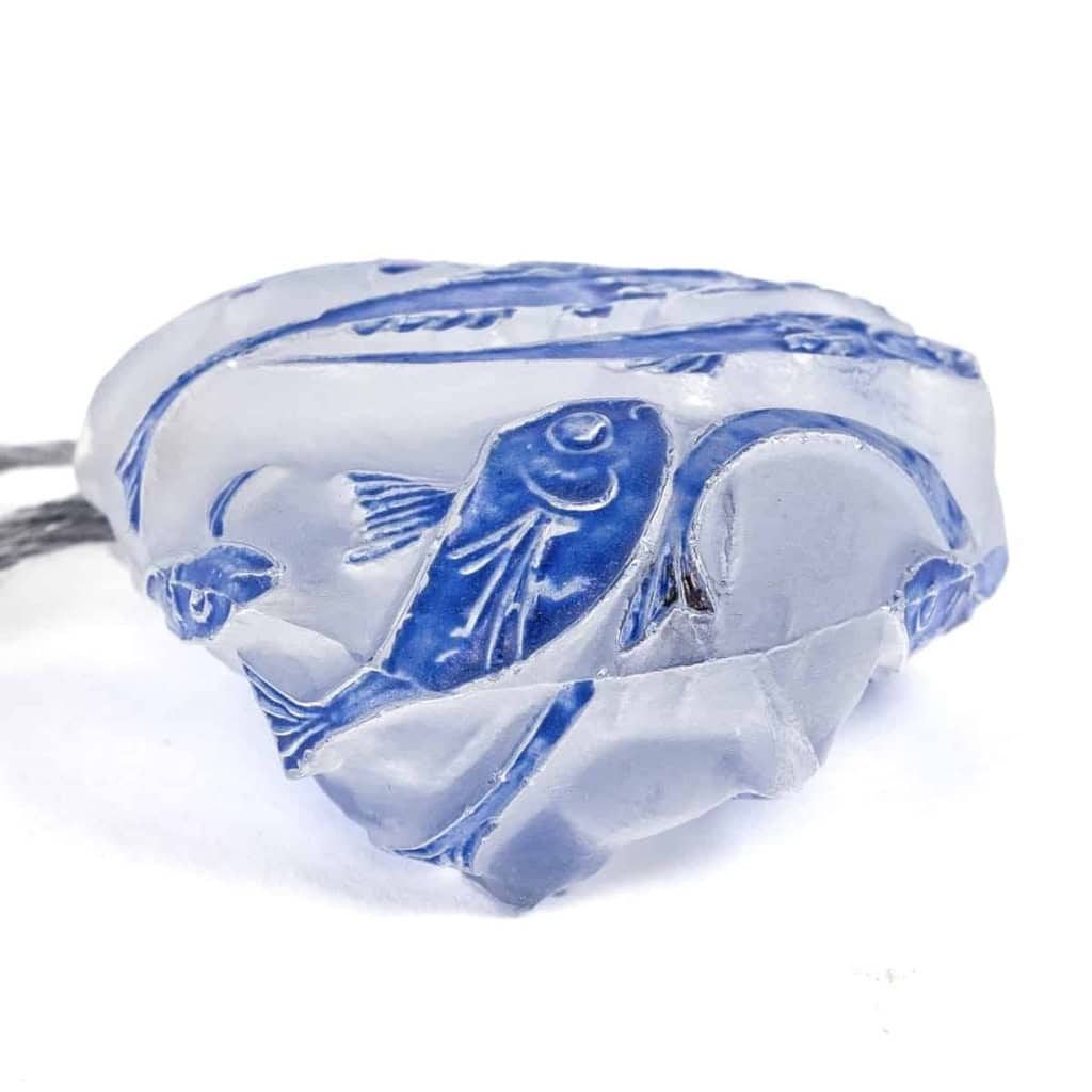 Pendentif « Poissons » Verre Blanc Emaillé Bleu d’origine de René LALIQUE | Biron Pendentif "Poissons" Verre Blanc Emaillé Bleu d'origine de René LALIQUE