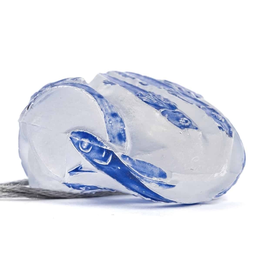 Pendentif « Poissons » Verre Blanc Emaillé Bleu d’origine de René LALIQUE | Biron Pendentif "Poissons" Verre Blanc Emaillé Bleu d'origine de René LALIQUE
