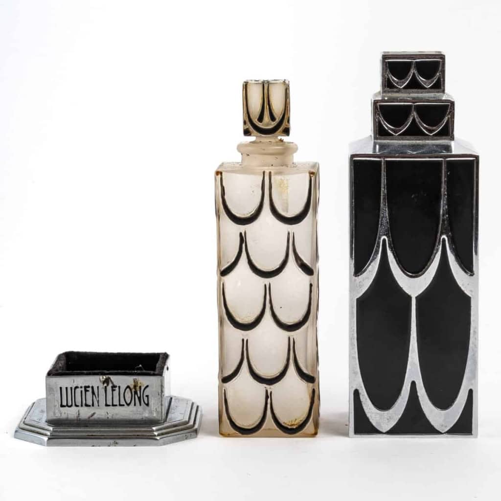 Flacon « Skyscraper » Verre Blanc Emaillé Noir de René LALIQUE pour Lucien Lelong | Biron Flacon « Skyscraper » Verre Blanc Emaillé Noir de René LALIQUE pour Lucien Lelong