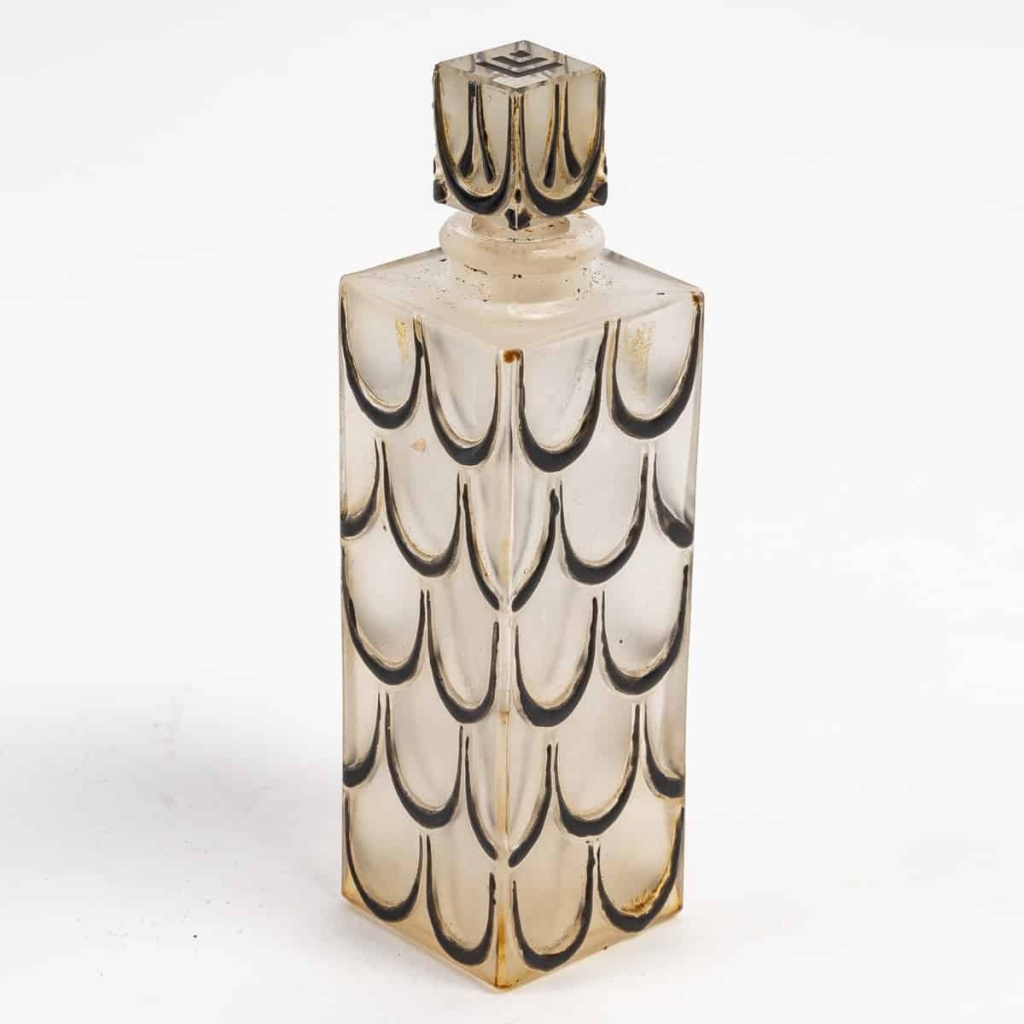 Flacon « Skyscraper » Verre Blanc Emaillé Noir de René LALIQUE pour Lucien Lelong | Biron Flacon « Skyscraper » Verre Blanc Emaillé Noir de René LALIQUE pour Lucien Lelong