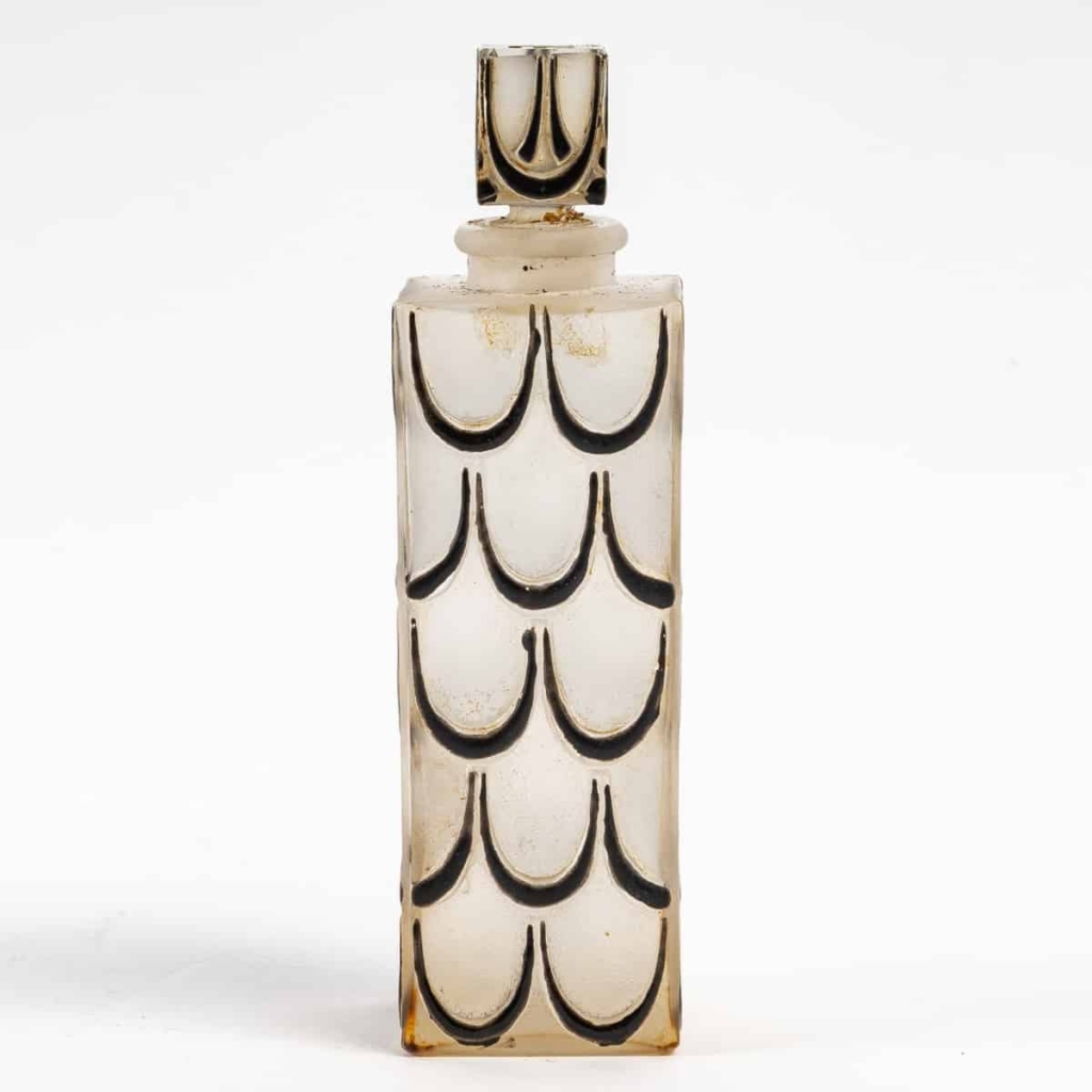 Flacon « Skyscraper » Verre Blanc Emaillé Noir de René LALIQUE pour Lucien Lelong | Biron Flacon « Skyscraper » Verre Blanc Emaillé Noir de René LALIQUE pour Lucien Lelong