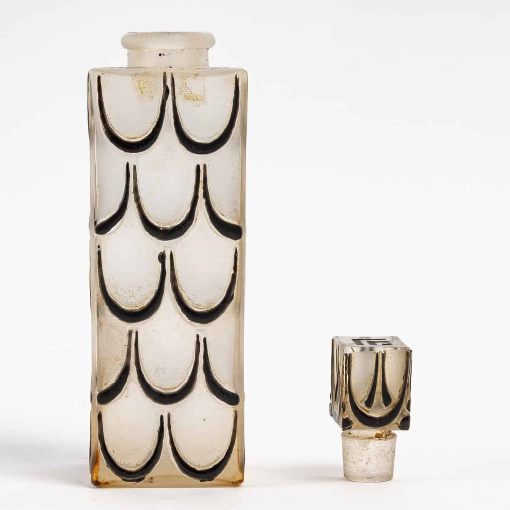 Flacon « Skyscraper » Verre Blanc Emaillé Noir de René LALIQUE pour Lucien Lelong | Biron Flacon « Skyscraper » Verre Blanc Emaillé Noir de René LALIQUE pour Lucien Lelong