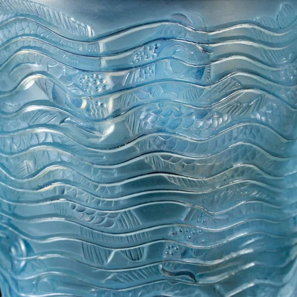 Vase « Dauphins » Verre Opalescent Patiné Bleu de René LALIQUE | Biron Vase « Dauphins » Verre Opalescent Patiné Bleu de René LALIQUE