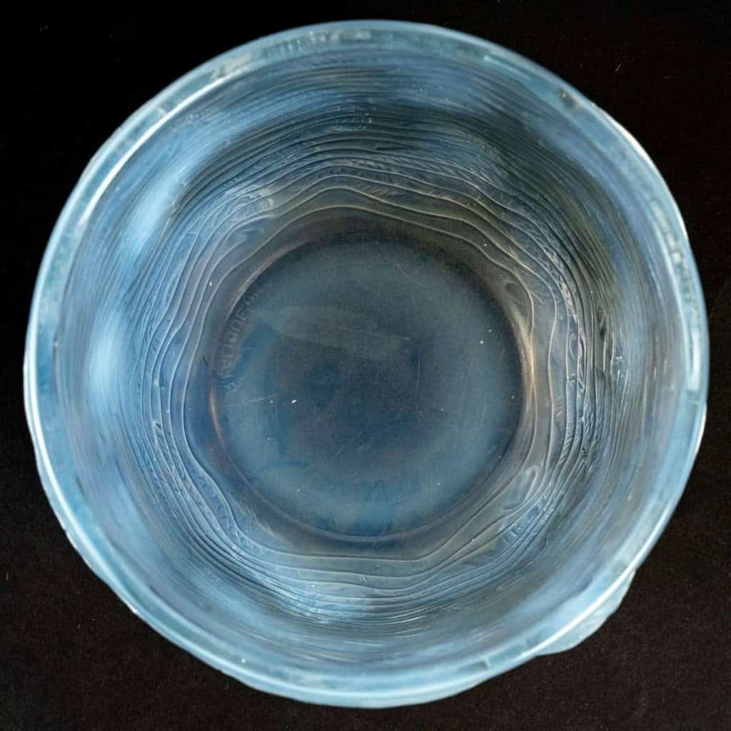 Vase « Dauphins » Verre Opalescent Patiné Bleu de René LALIQUE | Biron Vase « Dauphins » Verre Opalescent Patiné Bleu de René LALIQUE