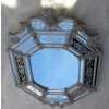 1950′ Miroir Style Véronèse Octogonal Parecloses avec Couronne Haute et Basse | Biron 1950′ Miroir Style Véronèse Octogonal Parecloses avec Couronne Haute et Basse