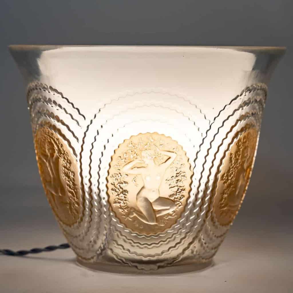 Réflecteur « Driades » Verre Blanc Patiné Sépia de René LALIQUE | Biron Réflecteur "Driades" Verre Blanc Patiné Sépia de René LALIQUE