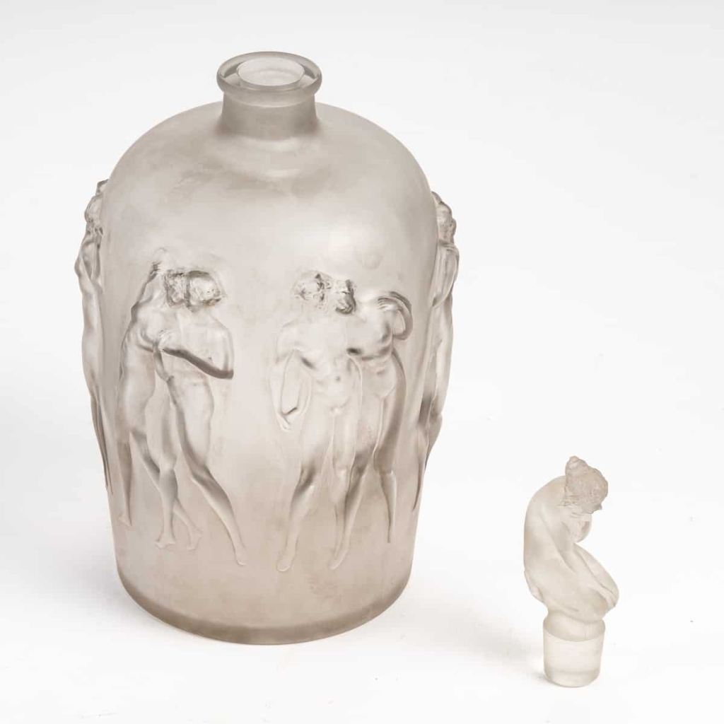 Vase « Douze Figurines avec Bouchon Figurine » Verre Blanc Patiné Gris de René LALIQUE | Biron Vase "Douze Figurines avec Bouchon Figurine" Verre Blanc Patiné Gris de René LALIQUE