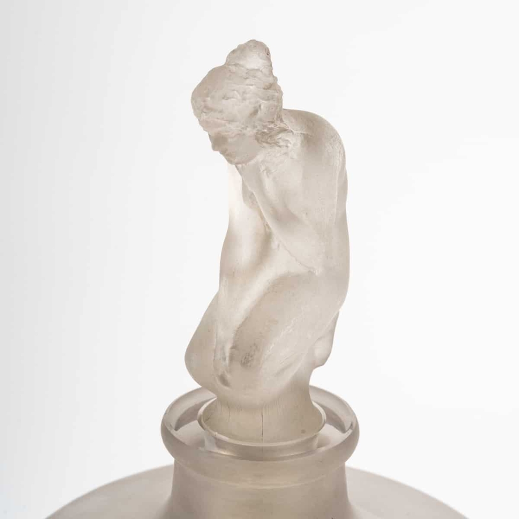 Vase « Douze Figurines avec Bouchon Figurine » Verre Blanc Patiné Gris de René LALIQUE | Biron Vase "Douze Figurines avec Bouchon Figurine" Verre Blanc Patiné Gris de René LALIQUE