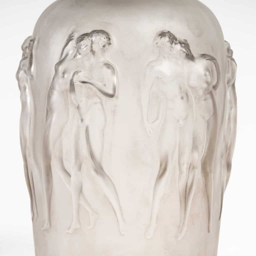 Vase « Douze Figurines avec Bouchon Figurine » Verre Blanc Patiné Gris de René LALIQUE | Biron Vase "Douze Figurines avec Bouchon Figurine" Verre Blanc Patiné Gris de René LALIQUE
