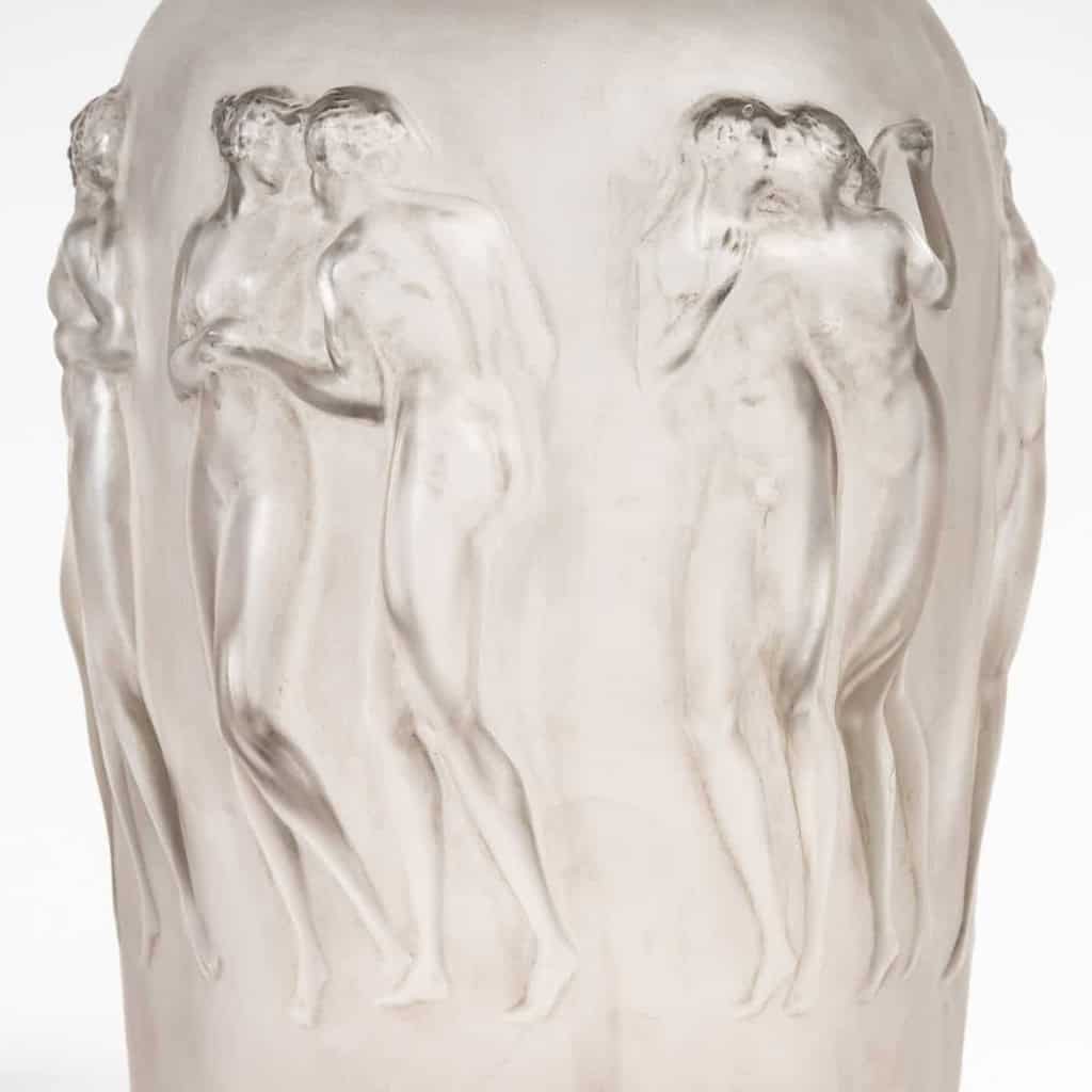 Vase « Douze Figurines avec Bouchon Figurine » Verre Blanc Patiné Gris de René LALIQUE | Biron Vase "Douze Figurines avec Bouchon Figurine" Verre Blanc Patiné Gris de René LALIQUE