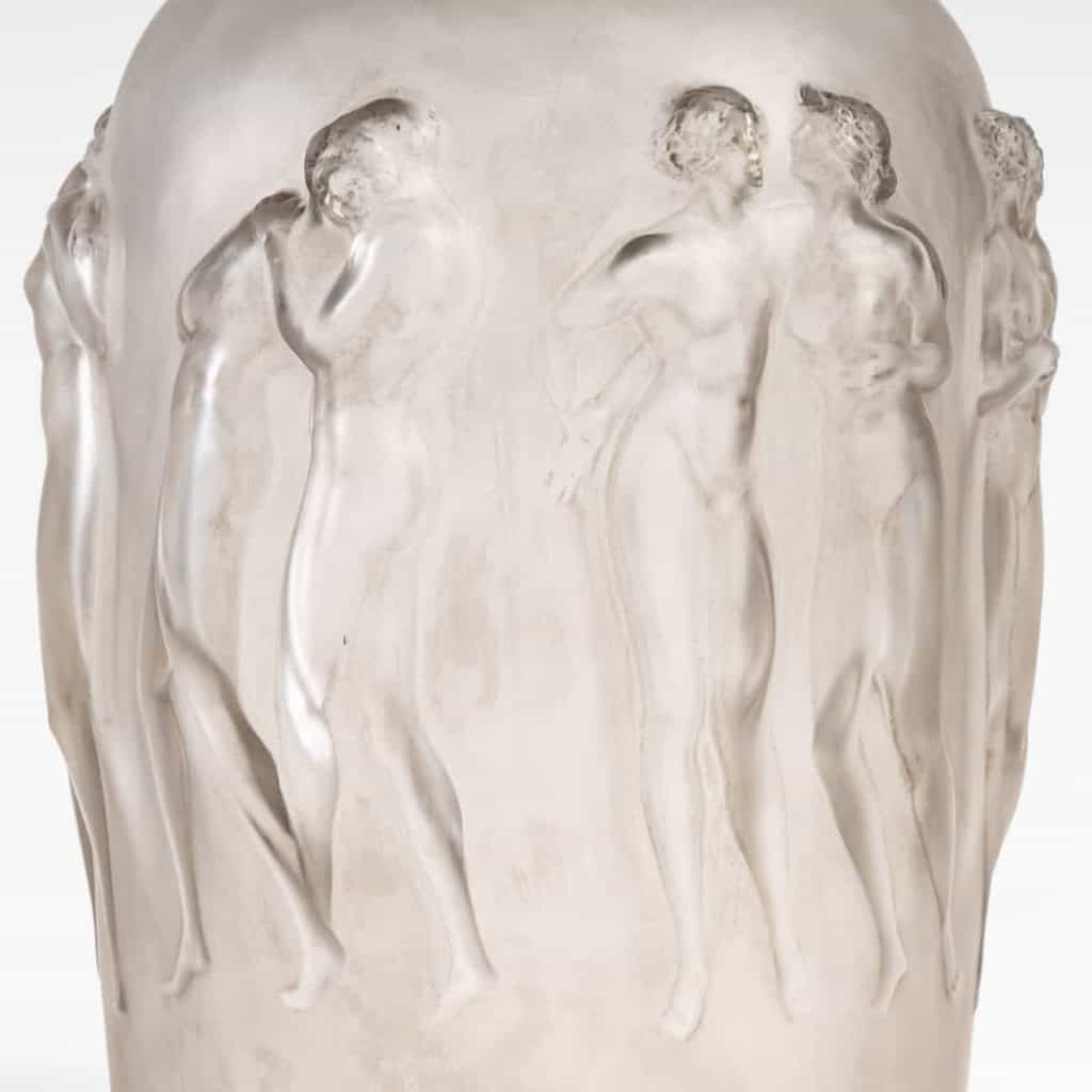 Vase « Douze Figurines avec Bouchon Figurine » Verre Blanc Patiné Gris de René LALIQUE | Biron Vase "Douze Figurines avec Bouchon Figurine" Verre Blanc Patiné Gris de René LALIQUE