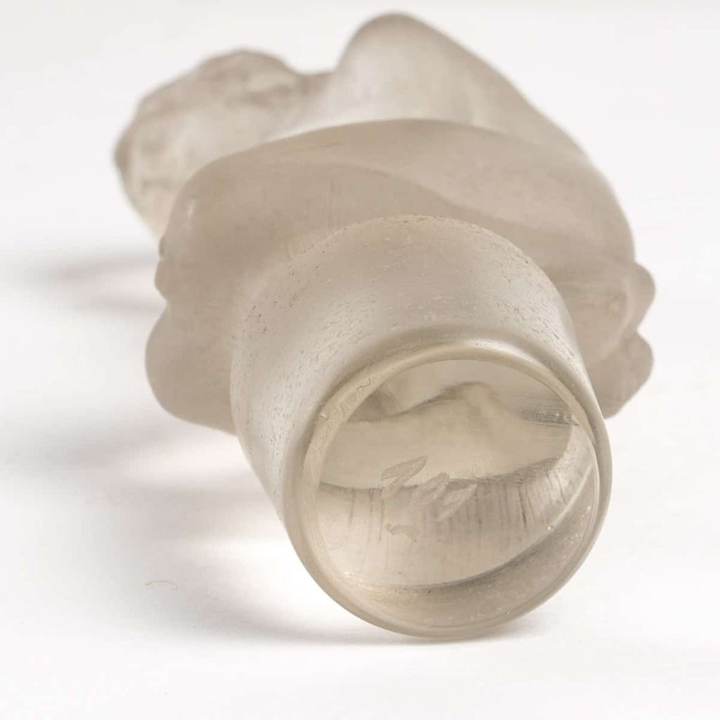Vase « Douze Figurines avec Bouchon Figurine » Verre Blanc Patiné Gris de René LALIQUE | Biron Vase "Douze Figurines avec Bouchon Figurine" Verre Blanc Patiné Gris de René LALIQUE