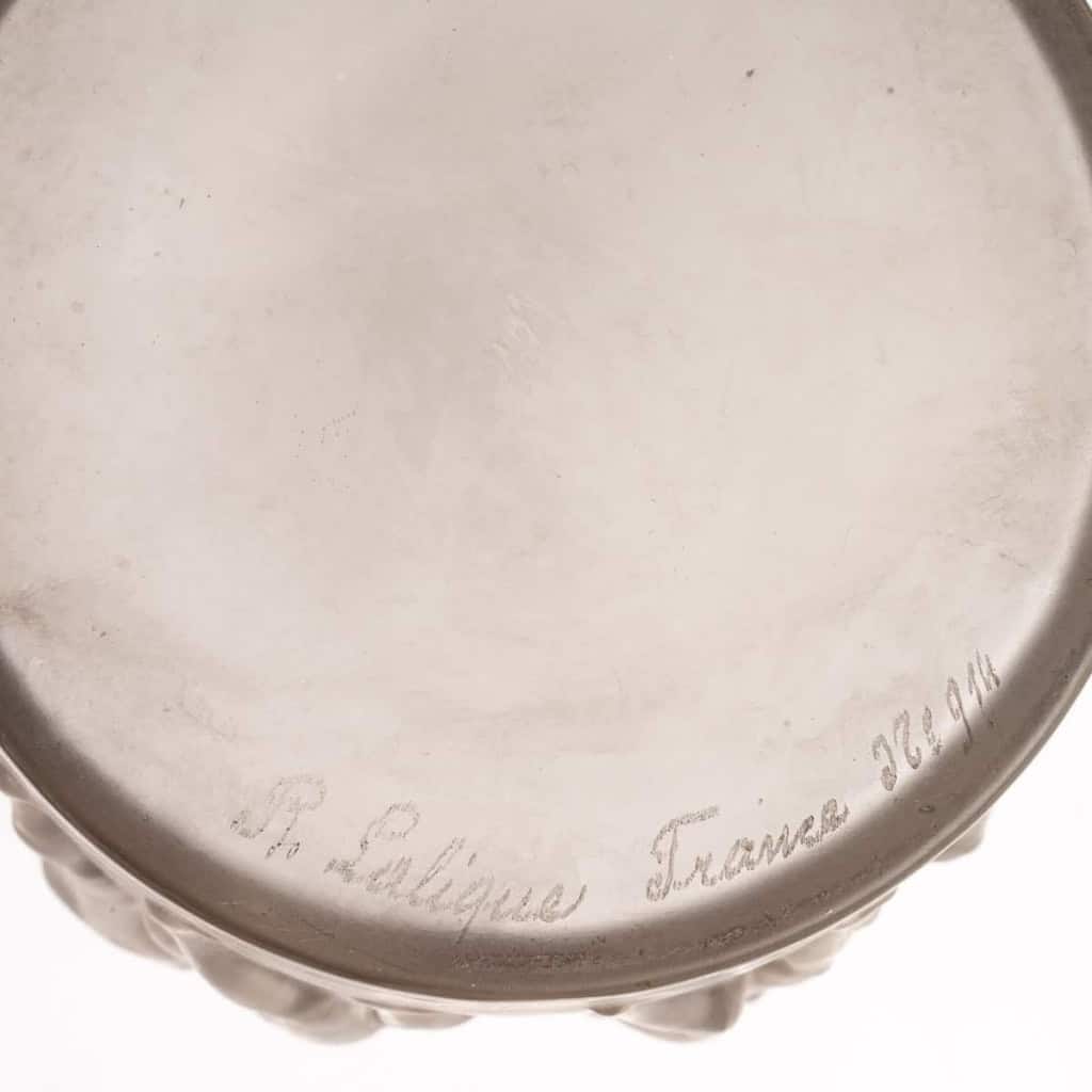 Vase « Douze Figurines avec Bouchon Figurine » Verre Blanc Patiné Gris de René LALIQUE | Biron Vase "Douze Figurines avec Bouchon Figurine" Verre Blanc Patiné Gris de René LALIQUE