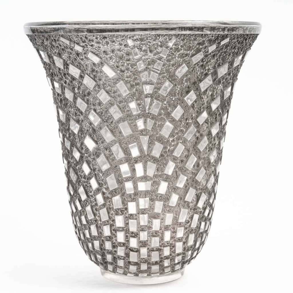 Vase « Damiers » Verre Blanc Patiné Gris René LALIQUE | Biron Vase "Damiers" Verre Blanc Patiné Gris René LALIQUE