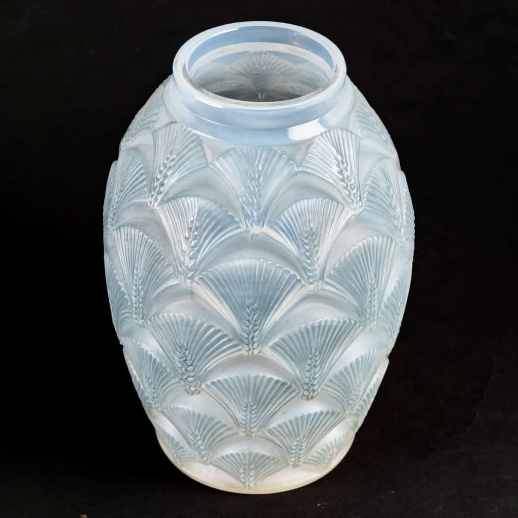 Vase "Herblay" Verre Opalescent Patiné Bleu de René LALIQUE