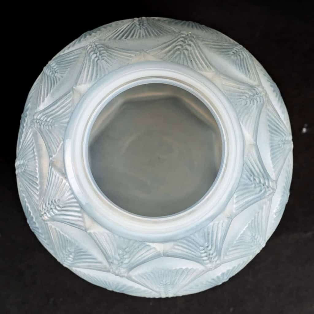 Vase "Herblay" Verre Opalescent Patiné Bleu de René LALIQUE