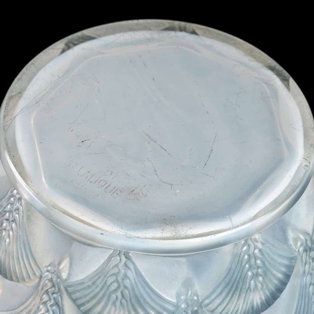 Vase "Herblay" Verre Opalescent Patiné Bleu de René LALIQUE