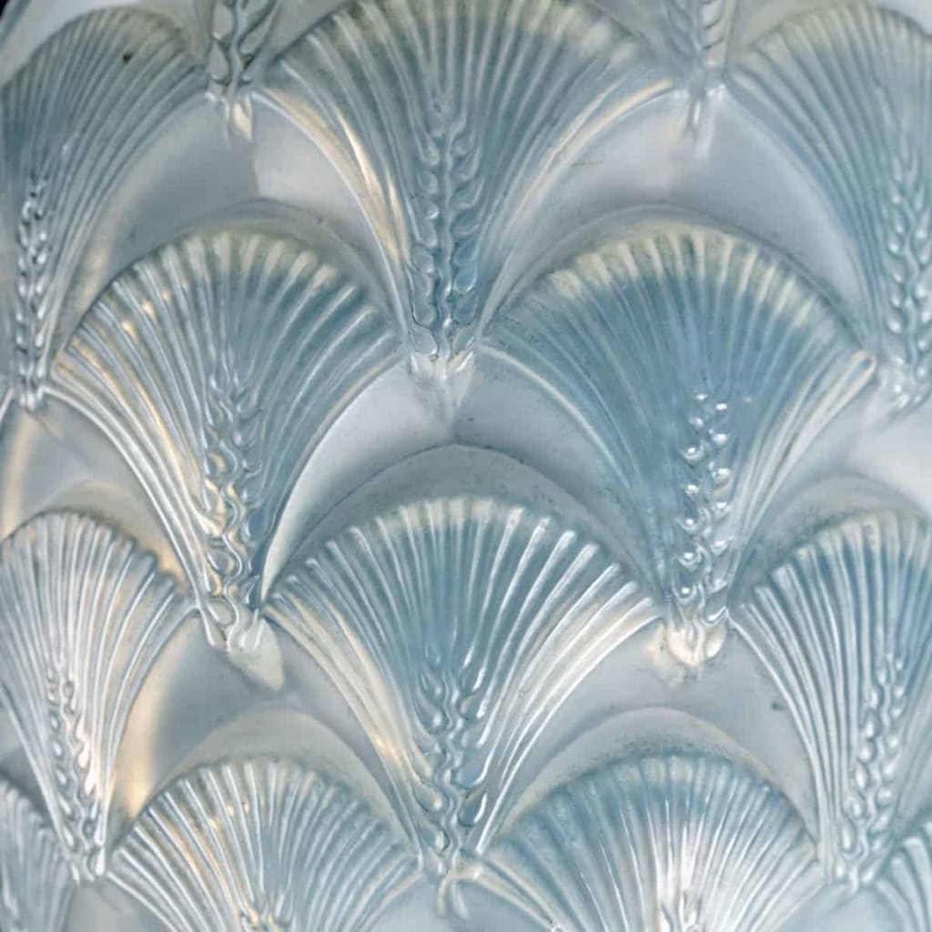 Vase "Herblay" Verre Opalescent Patiné Bleu de René LALIQUE