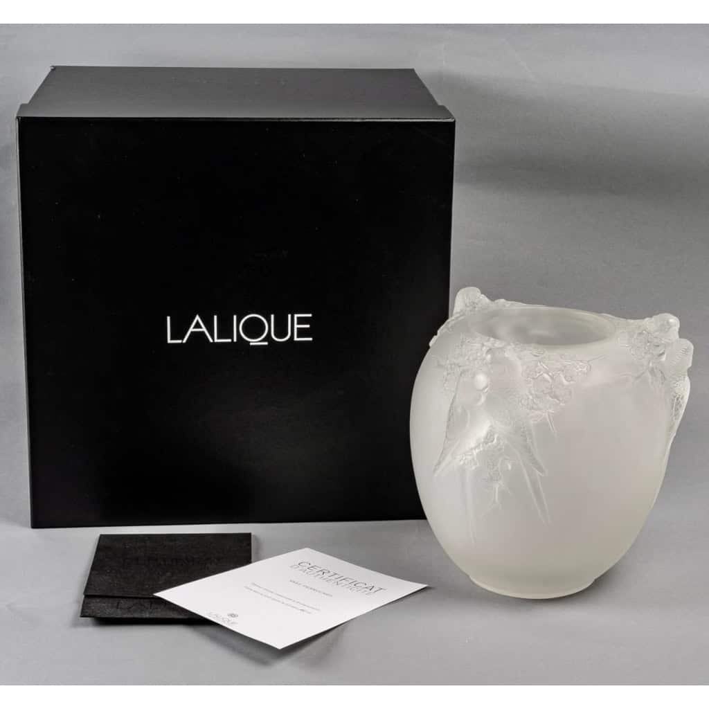 Vase « Perruches » Cristal à Cire Perdue de LALIQUE FRANCE d’après René LALIQUE | Biron Vase "Perruches" Cristal à Cire Perdue de LALIQUE FRANCE d'après René LALIQUE