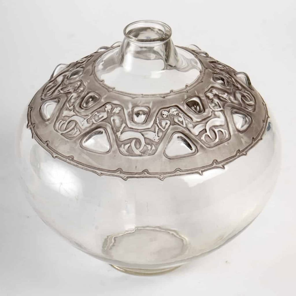 Vase « Sirènes et Cabochons » Verre Blanc Patiné Sépia de René LALIQUE | Biron Vase "Sirènes et Cabochons" Verre Blanc Patiné Sépia de René LALIQUE