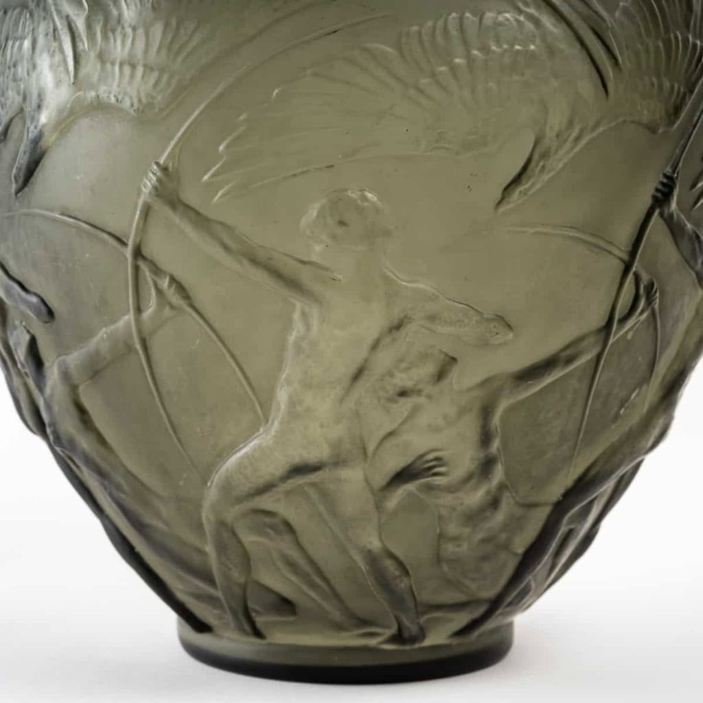 Vase « Archers » Verre Gris Topaze de René LALIQUE | Biron Vase "Archers" Verre Gris Topaze de René LALIQUE