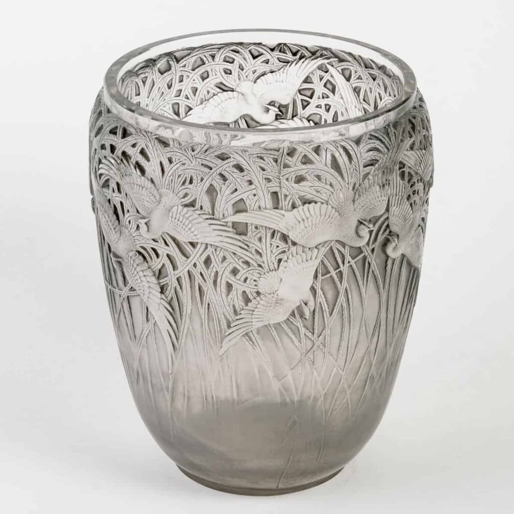 Vase « Aigrettes » Verre Blanc Patiné Gris de René LALIQUE | Biron Vase "Aigrettes" Verre Blanc Patiné Gris de René LALIQUE