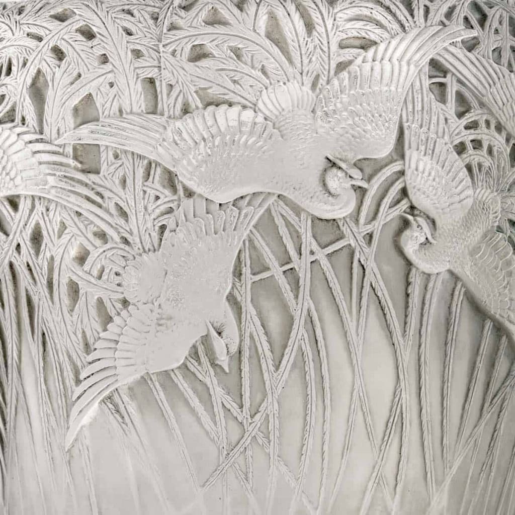 Vase « Aigrettes » Verre Blanc Patiné Gris de René LALIQUE | Biron Vase "Aigrettes" Verre Blanc Patiné Gris de René LALIQUE