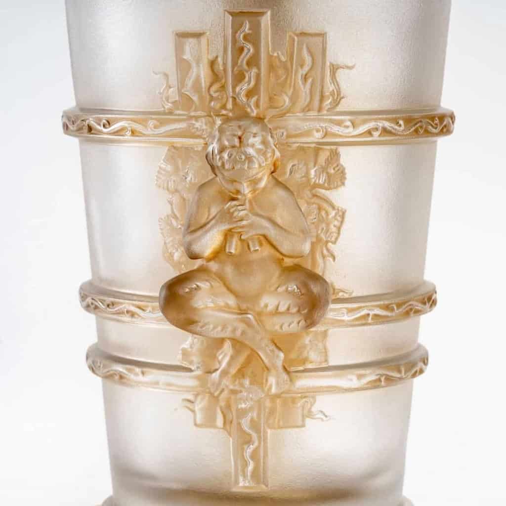 Lampe « Pan » Cristal Blanc Patiné Sépia de Marc LALIQUE | Biron Lampe "Pan" Cristal Blanc Patiné Sépia de Marc LALIQUE