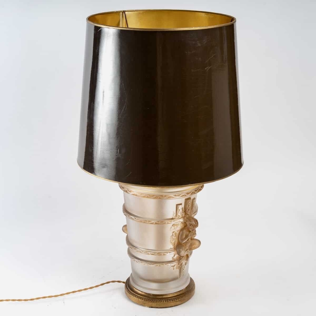 Lampe « Pan » Cristal Blanc Patiné Sépia de Marc LALIQUE | Biron Lampe "Pan" Cristal Blanc Patiné Sépia de Marc LALIQUE