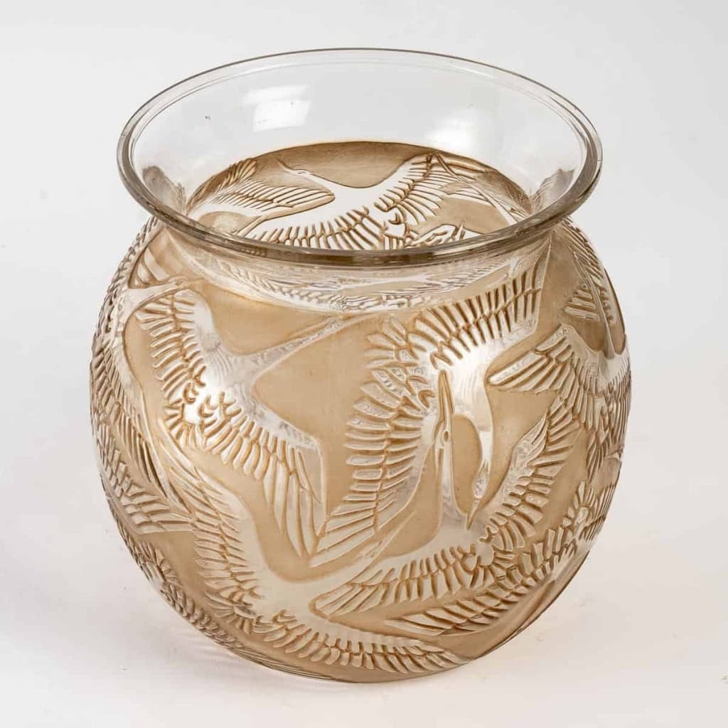 Vase « Cigognes » Verre Blanc Patiné Sépia de René LALIQUE | Biron Vase "Cigognes" Verre Blanc Patiné Sépia de René LALIQUE