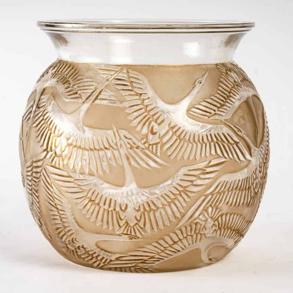 Vase « Cigognes » Verre Blanc Patiné Sépia de René LALIQUE | Biron Vase "Cigognes" Verre Blanc Patiné Sépia de René LALIQUE