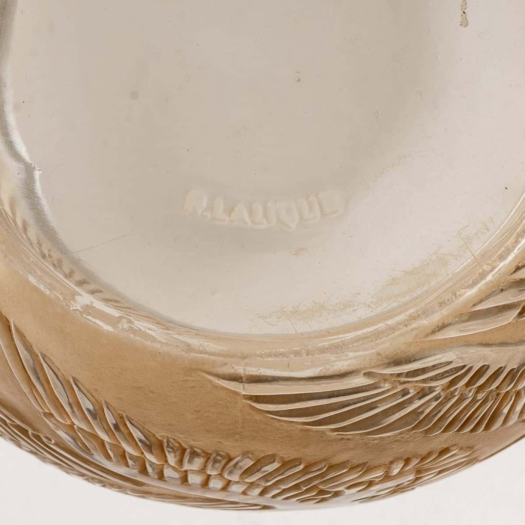 Vase « Cigognes » Verre Blanc Patiné Sépia de René LALIQUE | Biron Vase "Cigognes" Verre Blanc Patiné Sépia de René LALIQUE