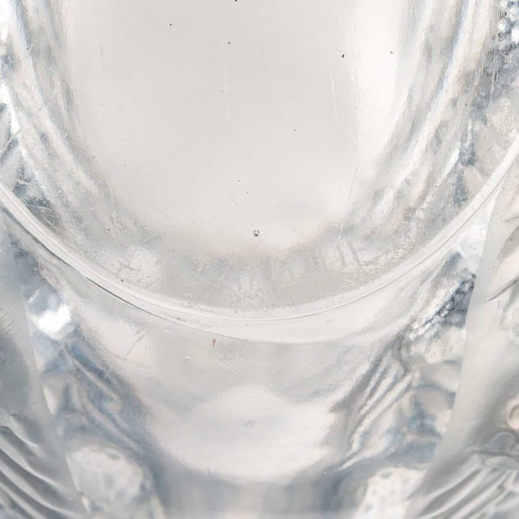 Vase « Vichy » Verre Blanc Patiné Bleu de René LALIQUE | Biron Vase "Vichy" Verre Blanc Patiné Bleu de René LALIQUE