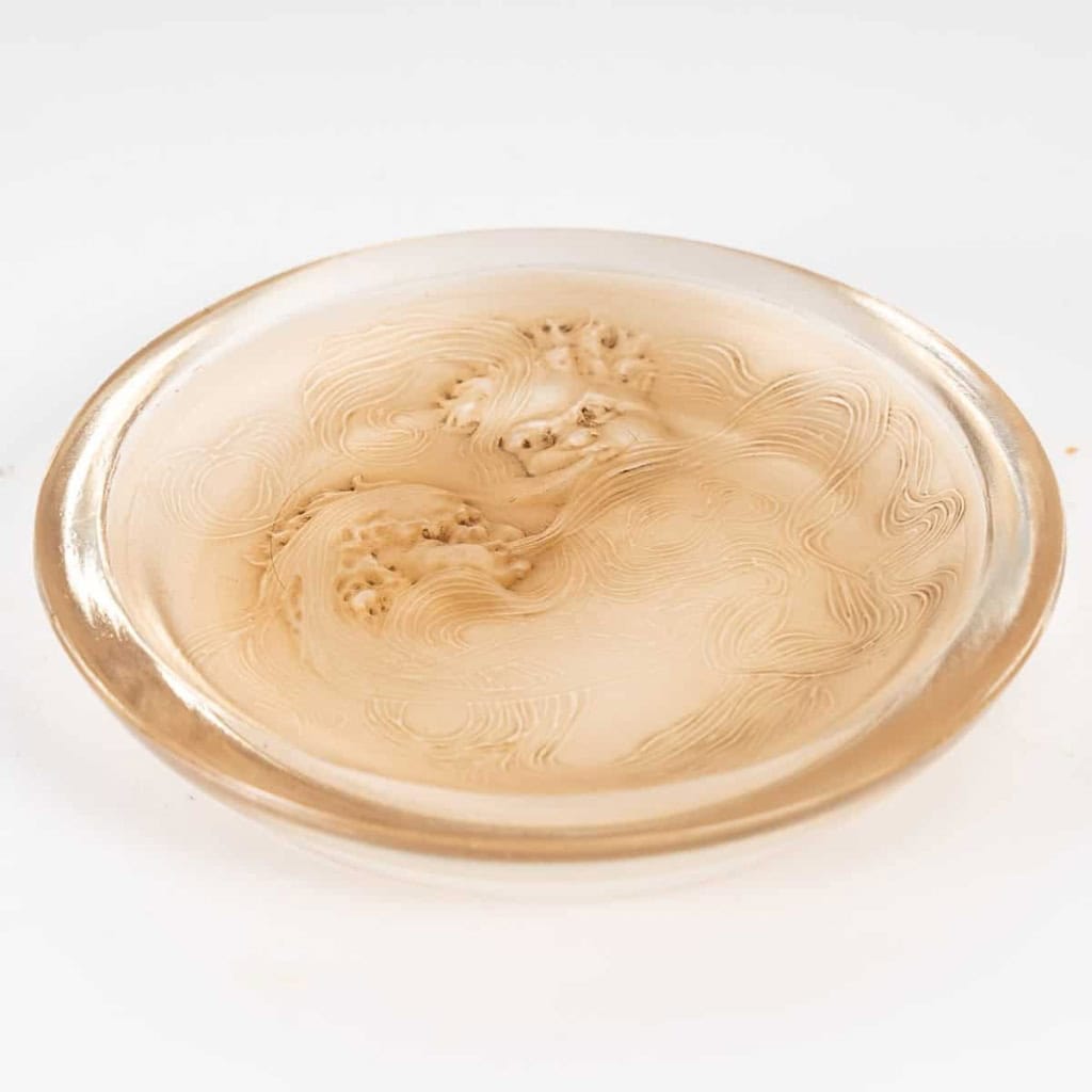 Cendrier « Deux Zéphyrs » Verre Blanc Patiné Sépia de René LALIQUE | Biron Cendrier « Deux Zéphyrs » Verre Blanc Patiné Sépia de René LALIQUE
