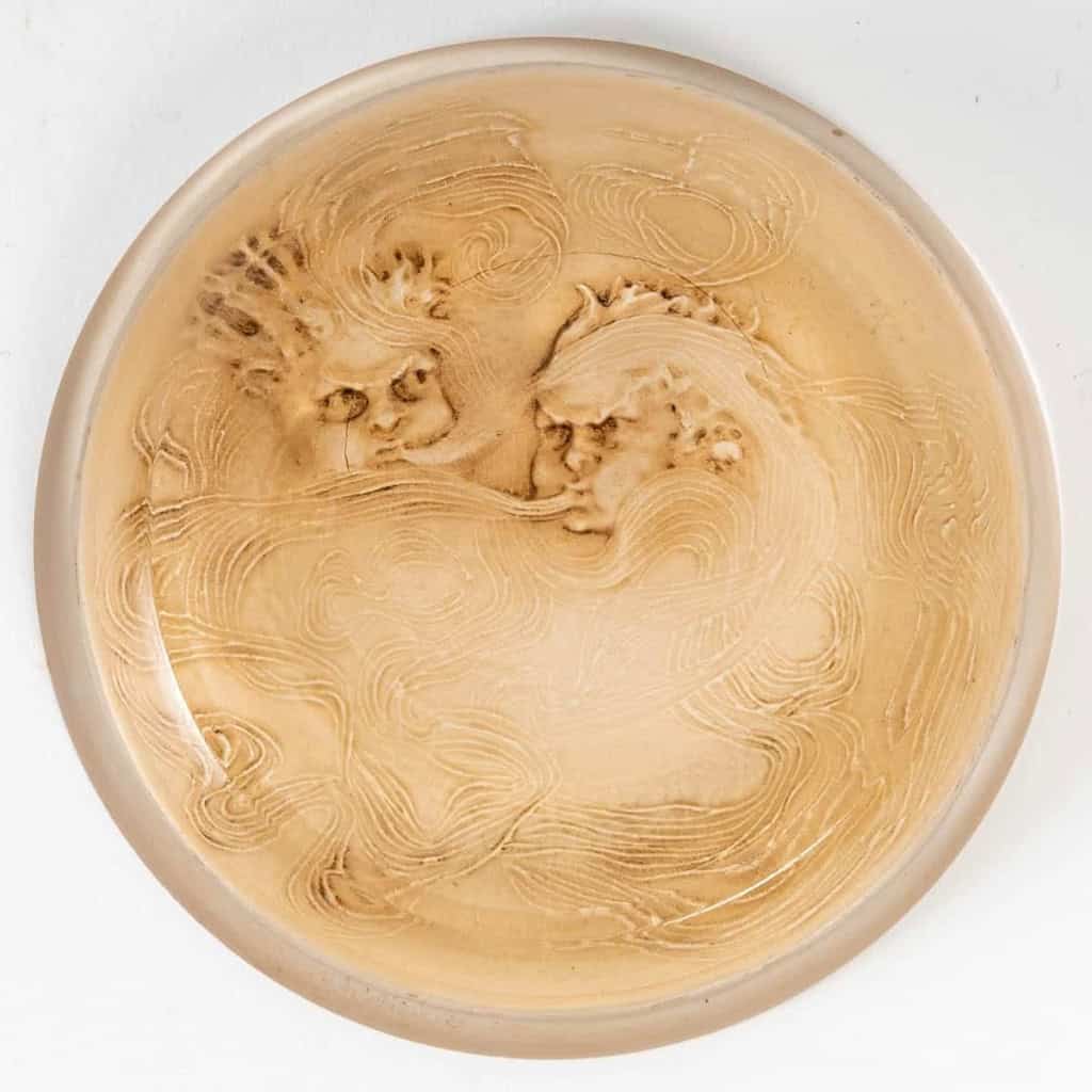 Cendrier « Deux Zéphyrs » Verre Blanc Patiné Sépia de René LALIQUE | Biron Cendrier « Deux Zéphyrs » Verre Blanc Patiné Sépia de René LALIQUE